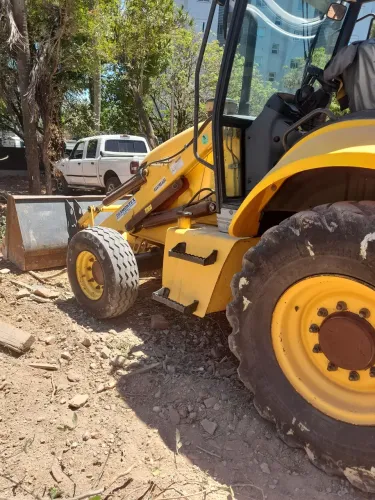 Vendo Retro escavadeira New Holland B90B simples com concha e rompedor hidráulico .
