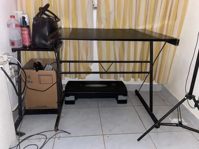 Mesa para Computador / Escrivaninha de Vidro Preto com Estrutura Metálica
