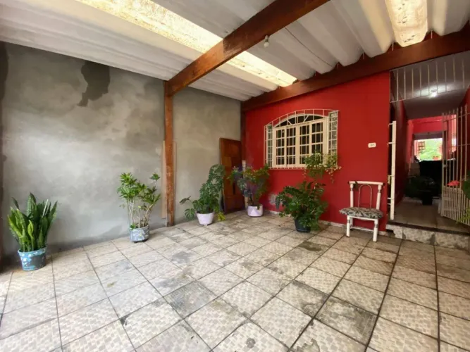 Sobrado em Poá/SP; 3 dormitórios (1 suíte); 2 banheiros; 2 vagas cobertas; quintal.