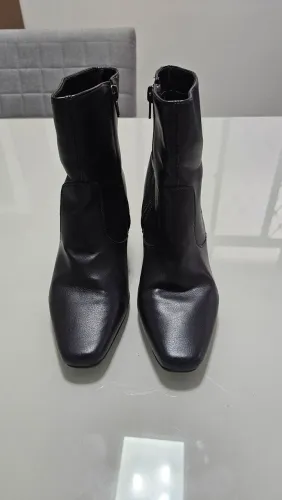 Bota de couro cano médio preta via uno