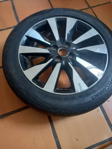 RODA NISSAN KICKS COM PNEU (semi novo) Aro 17