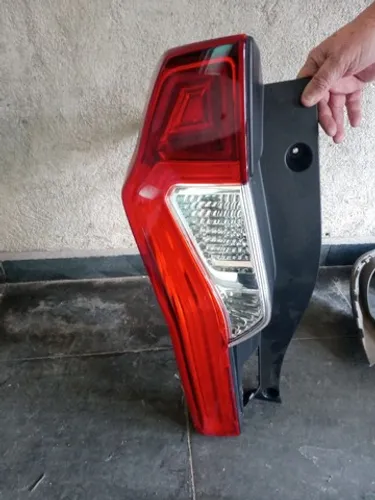 Lanterna traseira esquerda Mitsubishi Pajero sport 2021(detalhe)