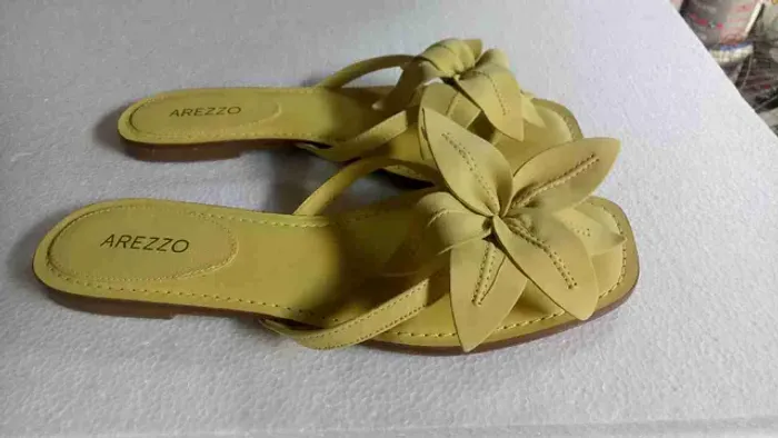 Uma linda rasteira arezzo 39