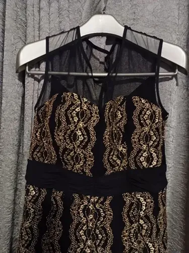 Lindíssimo vestido preto com renda bronze midi