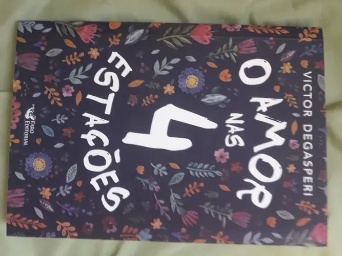 Livro O amor nas 4 estações acompanha brinde