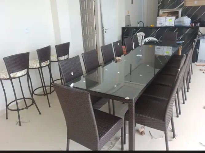 Mesa e 12 Cadeiras: Estilo e Versatilidade