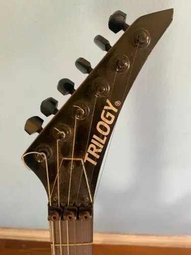 Vendo Guitarra Giannini Trilogy com Floyd Rose anos 80