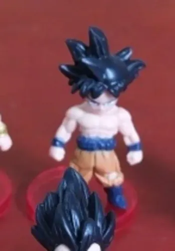 Boneco Goku com Base 7 Cm