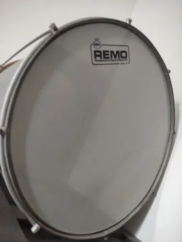 Vendo surdo em excelente estado de conservação e uso.