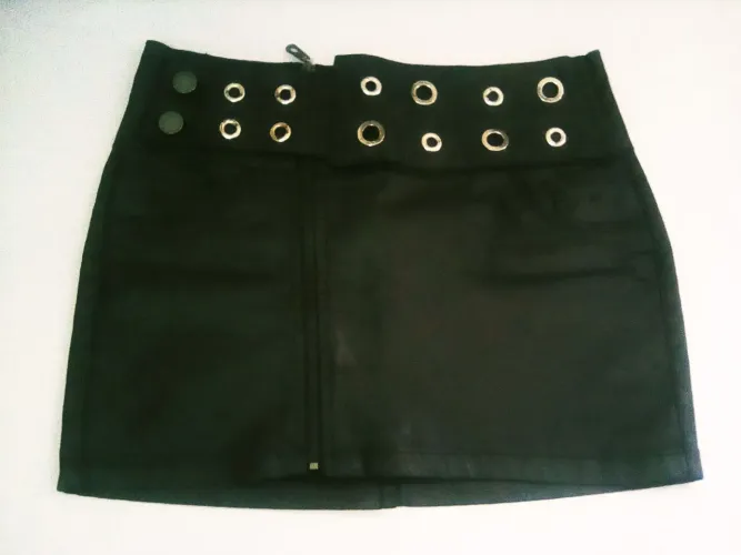 Saia Jeans Resinada Preta com Detalhes em Metal