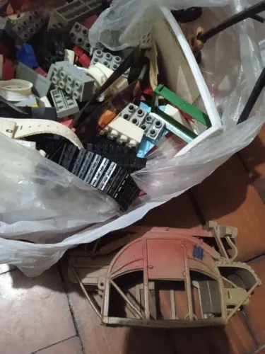 Lote peças brinquedos tipo lego  rasti hasbro futebl botão antigos etc veja leia