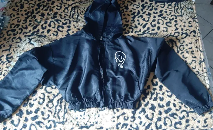 Jaqueta corta vento preta com capuz e manga 