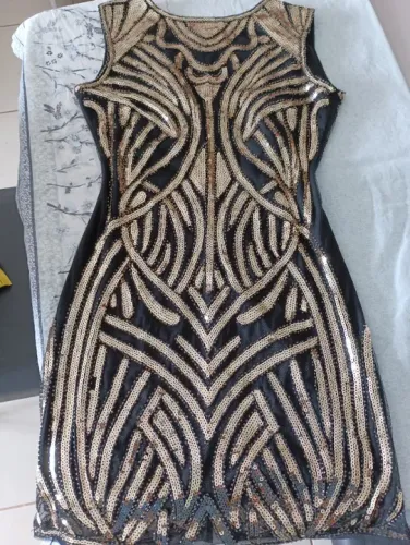 Vestido de festa com paetê dourado 