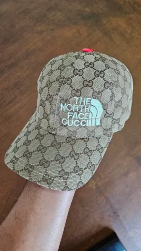 Chapéu Gucci + The North Face 