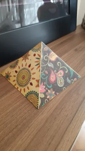 Pirâmide em mdf