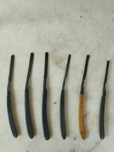 Navalhas antigas bem usadas.