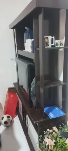 Estante de madeira seminova bom estado para TV e organização bom estado