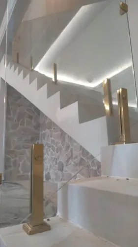 Escada de vidro com corrimão em aço inox