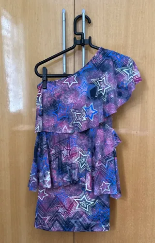 Vendo Vestido Estampado com Detalhes de Estrela