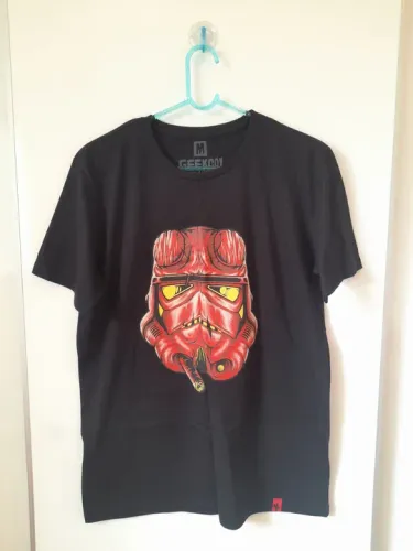Camiseta Star Wars + Hellboy "HellTrooper" da GeekCo! Tam. M (Nova)