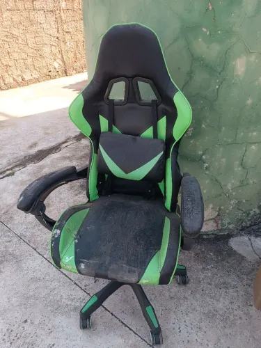Cadeira Gamer com Detalhes em Verde