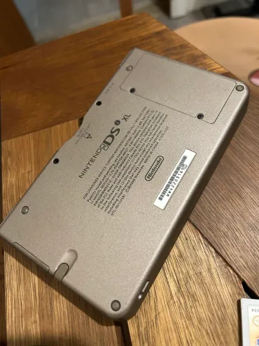 Vendo Nintendo DS XL com jogos.