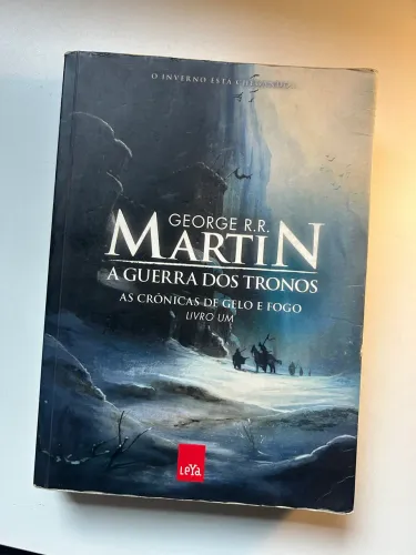Livro: Guerra dos tronos: as crônicas de gelo e fogo