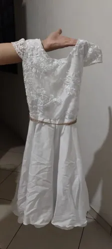 Vestido branco com detalhes em renda