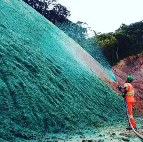GRAMA LIQUIDA - Plantio de grama hidro-semeadura.