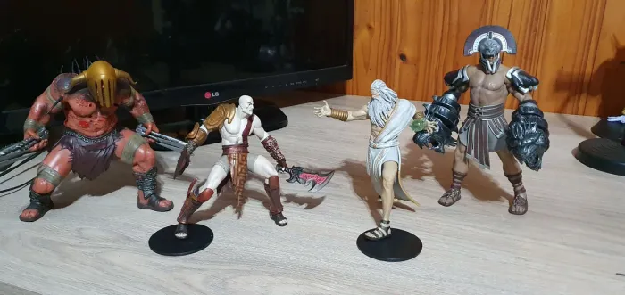 Bonecos DC originais God of War - Kratos, Zeus,Hades e Hércules ler anúncio 