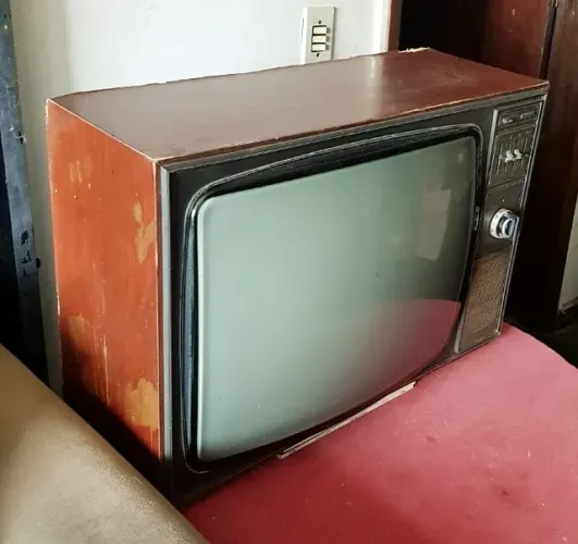 COM DEFEITO - Antiga Televisão Tubo Philips (Preto e Branco - 24 Pol.) - Para Restauração