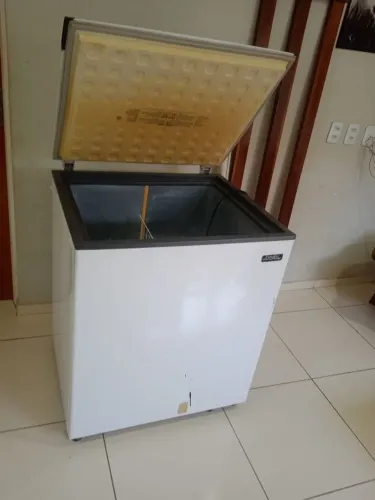 Freezer Esmaltec modelo ECH250, 214 l