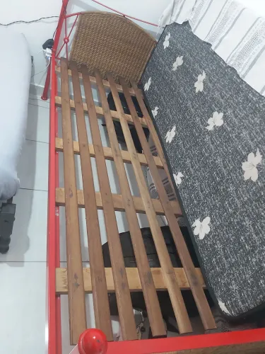 Cama de solteiro com estrutura em metal e estrado de madeira