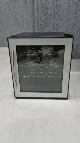 Adega de Vinhos Climatizada - Design Elegante