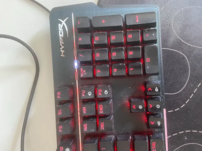 Vendo teclado hyperx bem novo só vendo