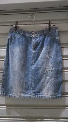Saia jeans c 2 bolsos atrás 