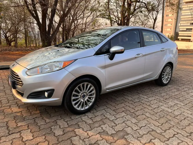 Ford Fiesta 1.6 Titanium Plus Sedan 16v Flex 4p Powershift Prata 2015