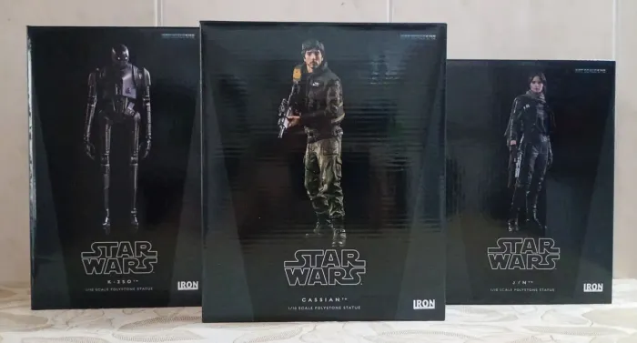 IRON STUDIOS; Estátuas Star Wars Rogue One - K-2SO, Cassian Andor e Jyn Erso