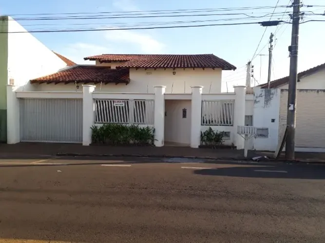 Aluga-se duas casas no centro de Ituiutaba.