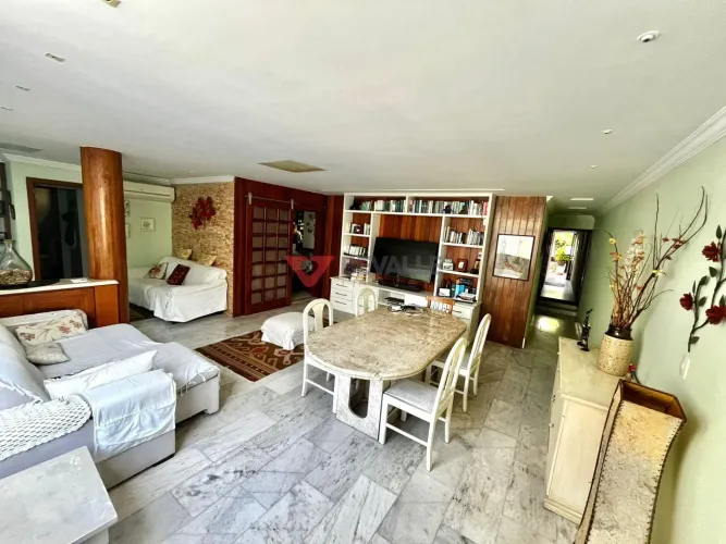 Cobertura à Venda em Copacabana RJ | 3 Quartos, 200m², R$2,7Mi