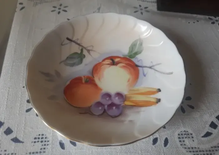 Petisqueira antiga em porcelana filetada à ouro com pintura manual 14cm