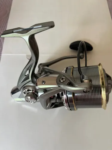 Molinete de Pesca de praia NGK 8000 novo sem uso, na caixa.