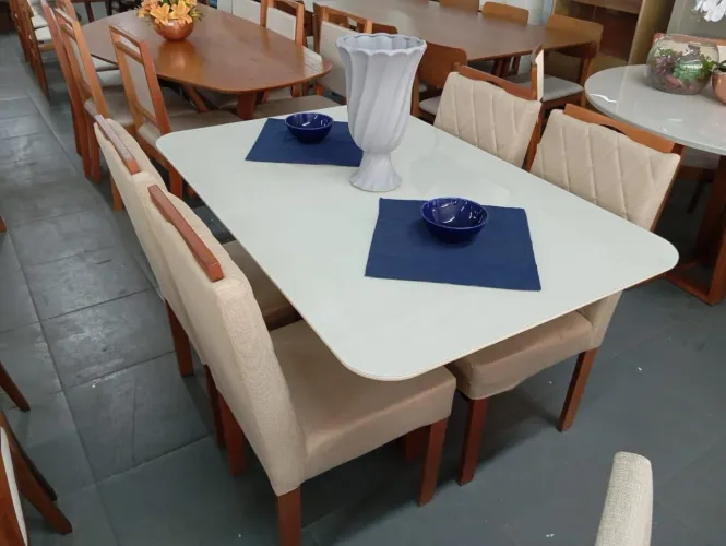 Mesa retangular com cadeiras de madeira maciça