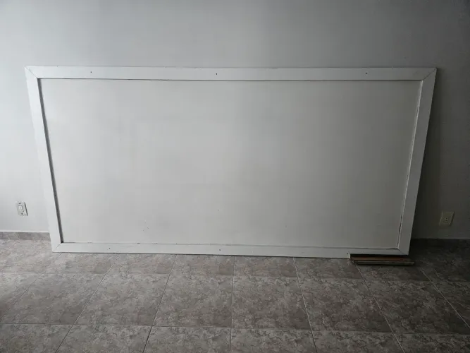 Duas lousas brancas mais tablado pra professor