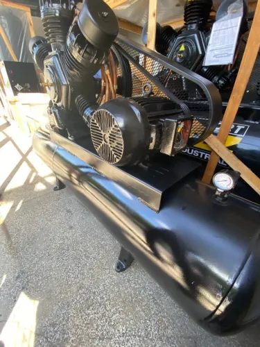  Compressor de Ar Semi-Novo 60 Pés 15HP 427L 