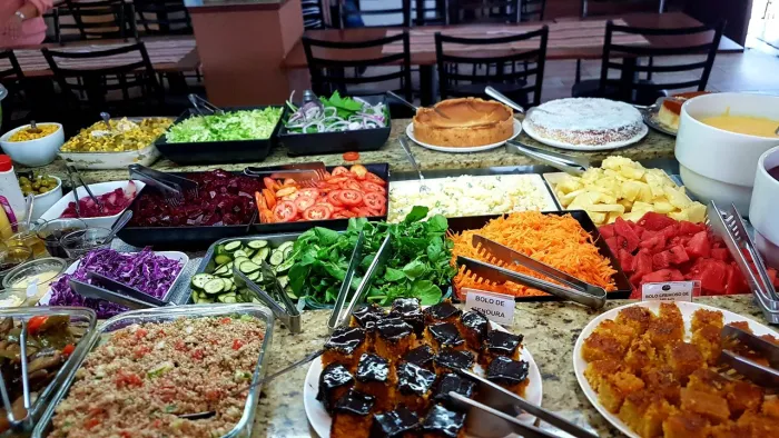 Auxiliar de Cozinha e Reposição de Buffet.