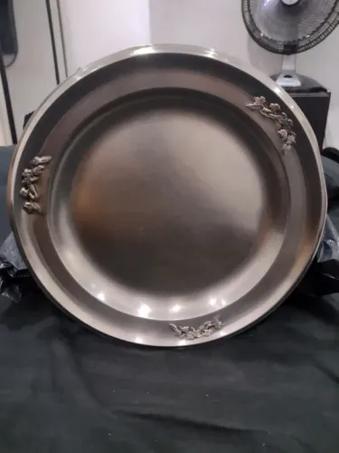 Antigo prato de metal com detalhes em relevo