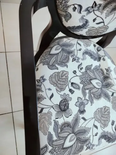 Cadeira estofada floral Poltrona clássica em madeira com estofado floral