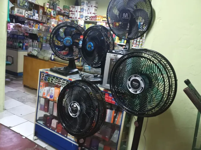 Venda só com o comprador presente Ventiladores de Mesa - todos novos sem uso 