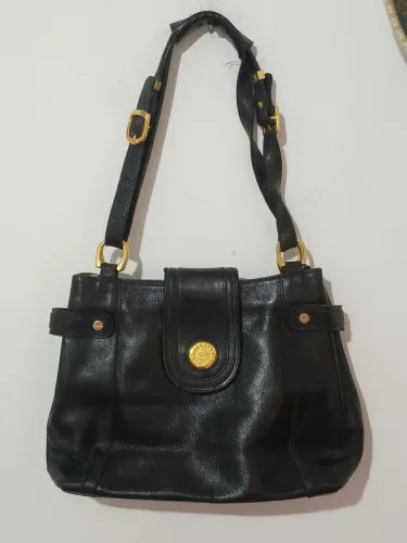 Bolsa de ombro preta com detalhes dourados
